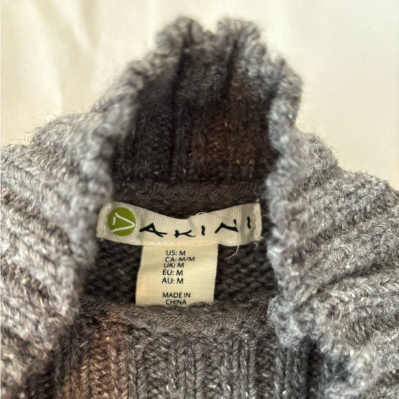 Women’s Dakini Sweater Size Medium - Picture 2 of 5